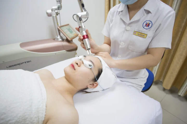 Bác sĩ tư vấn cho bệnh nhân về tình trạng da