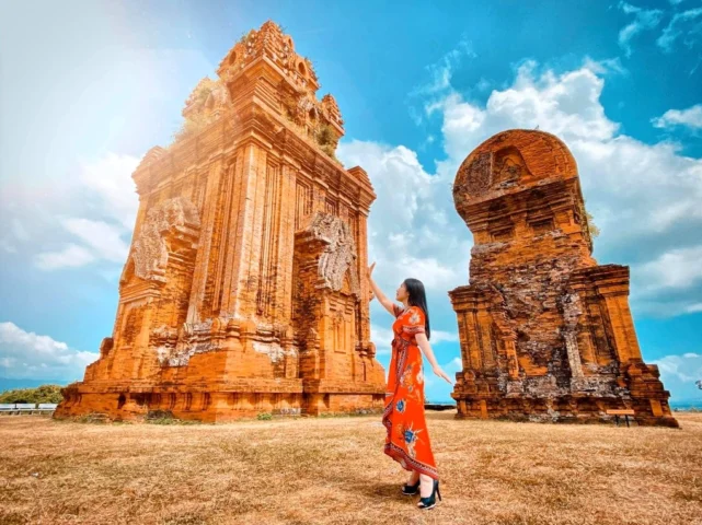 Top Điểm Du Lịch Tại Phan Thiết Hấp Dẫn Nhất Năm 2026 Bãi biển Mũi Né với cát trắng và nước biển xanh trong