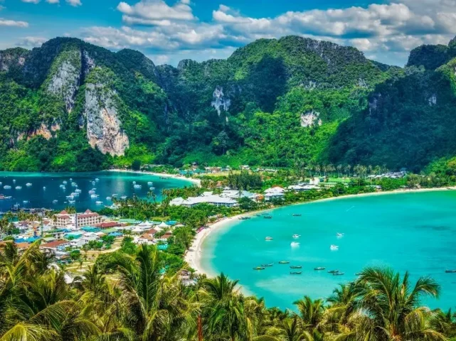 Bãi biển Patong, Phuket với cát trắng và nước biển xanh ngắt
