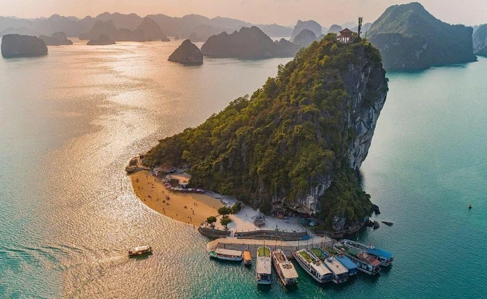 Bãi tắm trên đảo Titop và khung cảnh nhìn từ đỉnh núi