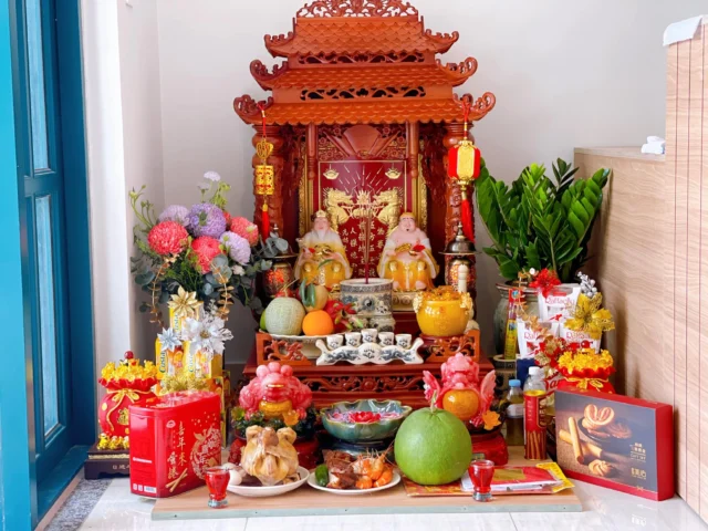 Bàn thờ Ông Địa Thần Tài đầy đủ vật phẩm