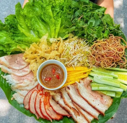 Bánh tráng cuốn thịt heo - một trong những món ăn hấp dẫn tại Sài Gòn