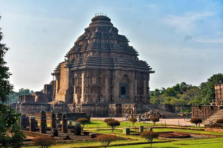 Bánh xe và các chi tiết trang trí trên Đền thờ Mặt Trời Konark