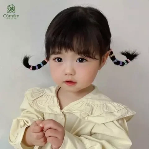Bé gái 2 tuổi với kiểu tóc cột hai bên dễ thương