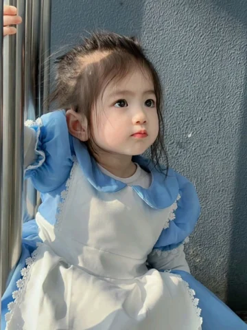 Bé gái đang chơi với đồ chơi