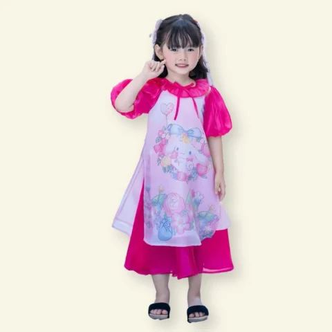 Bé gái diện áo dài cách tân màu hồng dạo phố