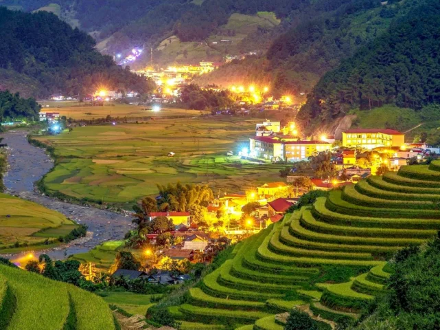Biển mây bồng bềnh tại Tà Xùa