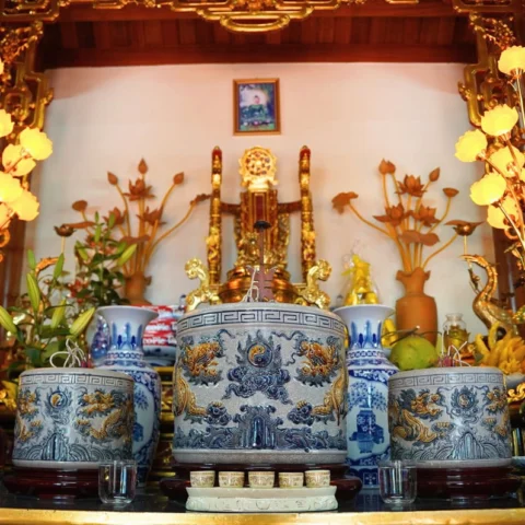 Cách đặt 3 bát hương trên bàn thờ chuẩn phong thủy