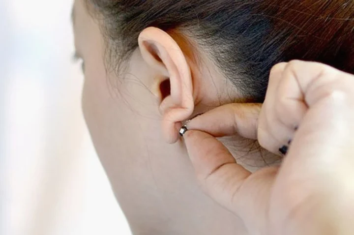 Cách mở khuyên tai tròn dạng hinge