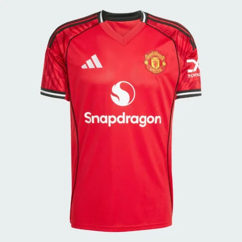 Áo Manchester United 2026: Tuyệt Tác Thời Trang & Niềm Tự Hào Quỷ Đỏ Cận cảnh chi tiết áo Manchester United