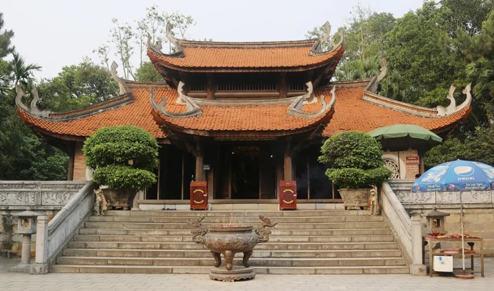 Cận cảnh kiến trúc cổ kính bên trong Đền Mẫu Âu Cơ