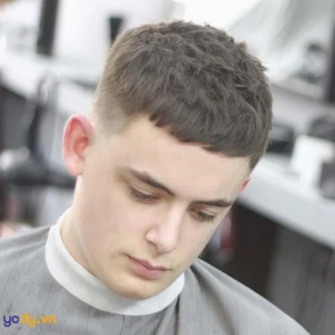 Tóc Mohican Không Vuốt: Xu Hướng Đơn Giản Cho Phái Mạnh 2026 Cận cảnh mái tóc Mohican không vuốt với texture tự nhiên
