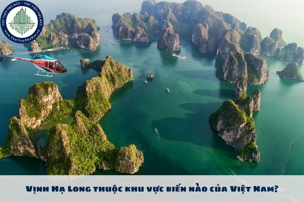 Cảnh quan ấn tượng của Vịnh Hạ Long với những núi đá vôi nhô lên khỏi mặt nước