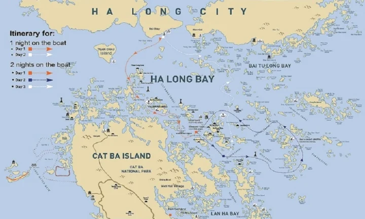 Cảnh quan Vịnh Hạ Long hùng vĩ với hàng ngàn đảo đá vôi