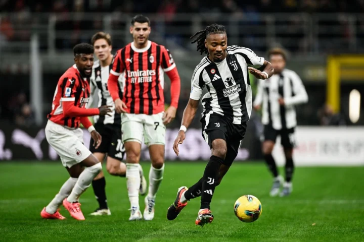 Juventus vs AC Milan: Cuộc Đối Đầu Kinh Điển Của Bóng Đá Ý 2026 Cầu thủ Juventus và AC Milan tranh chấp bóng
