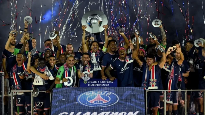 Đội bóng nào vô địch Ligue 1 mùa giải 2021-2022? Phân tích chuyên sâu Cầu thủ PSG ăn mừng chức vô địch Ligue 1 2021-2022