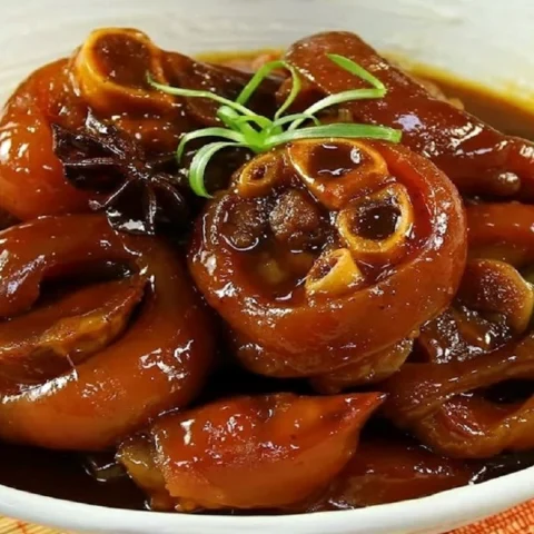 Chân giò hầm thuốc bắc thơm ngon