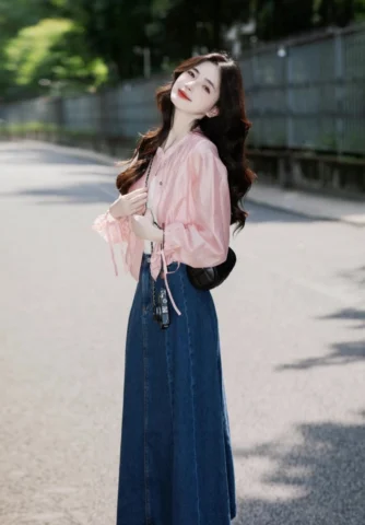 Phối Chân Váy Jean Đi Đám Cưới: 5+ Cách Lên Đồ Cực Xinh Chân váy jean trắng phối với áo kiểu màu hồng pastel