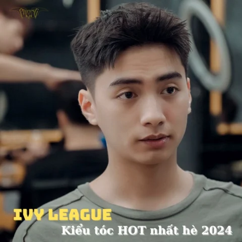 Kiểu Tóc Ivy League: Hướng Dẫn Chi Tiết & Xu Hướng 2026 Chàng trai đang tạo kiểu tóc Ivy League với sản phẩm