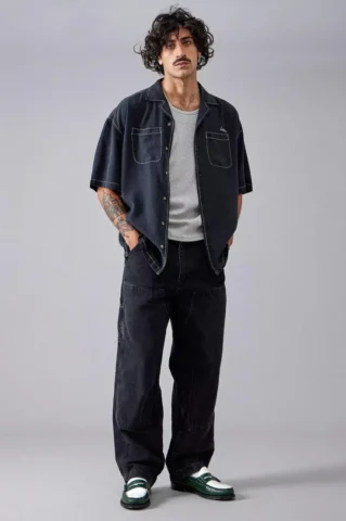Quần Baggy Nam: Xu Hướng Thời Trang 2026 và Cách Phối Đồ Chuẩn Chàng trai phối quần baggy jean với áo sơ mi và giày thể thao