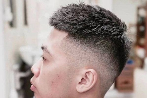 Tóc Mohican Không Vuốt: Xu Hướng Đơn Giản Cho Phái Mạnh 2026 Chàng trai với kiểu tóc Mohican không vuốt tự nhiên