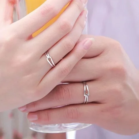 Chiếc nhẫn kim cương lấp lánh trên ngón áp út
