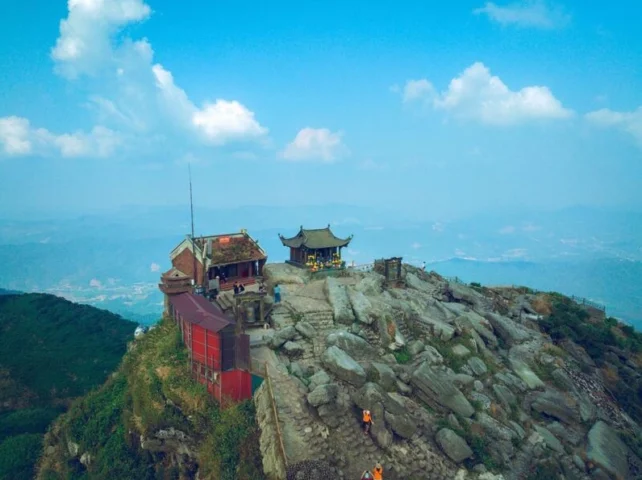 Chùa Yên Tử Ở Đâu? Khám Phá Linh Địa Phật Giáo Việt Nam Chùa Đồng trên đỉnh Yên Tử
