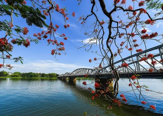 Sông Hương Ở Đâu? Khám Phá Vẻ Đẹp Thơ Mộng Của Dòng Sông Xứ Huế Chùa Thiên Mụ cổ kính bên dòng sông Hương