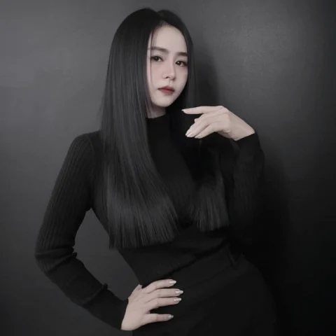 Cô gái đang thực hiện kỹ thuật duỗi tóc thẳng tại salon
