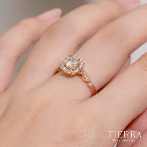 Con Gái Đeo Nhẫn Ngón Giữa: Ý Nghĩa Bất Ngờ Bạn Chưa Biết Cô gái đeo nhẫn ngón giữa thanh lịch