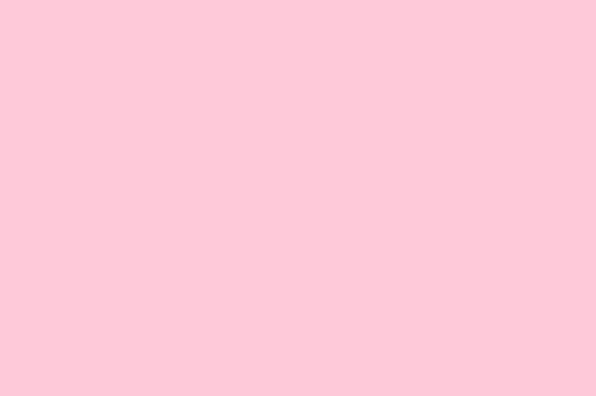 Cô gái mặc đồ màu hồng pastel dịu dàng