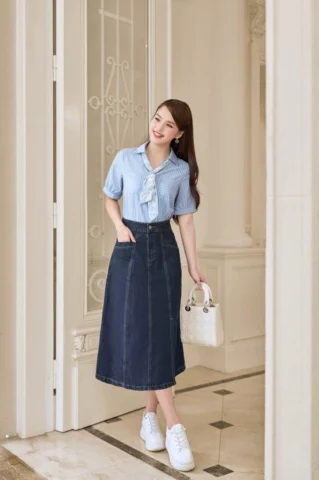 Phối Chân Váy Jean Đi Đám Cưới: 5+ Cách Lên Đồ Cực Xinh Cô gái phối chân váy jean dài với áo sơ mi trắng và giày cao gót
