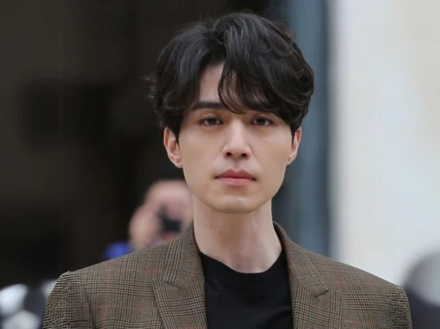 Cô gái với mái tóc layer side part bồng bềnh