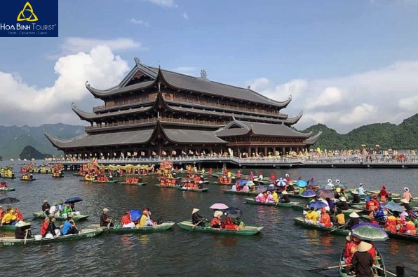 Khám phá Điểm Tham Quan Tại Khu Du Lịch Tam Chúc Cổng Tam Quan chùa Tam Chúc uy nghiêm
