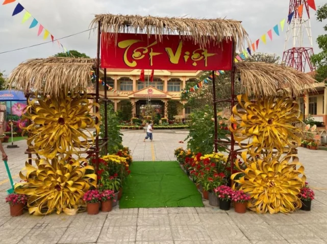 Cổng trại xuân với đèn lồng và hoa mai