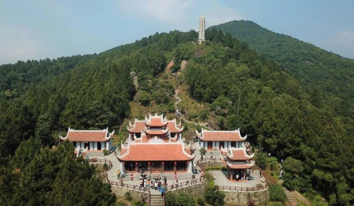 Khám Phá Điểm Du Lịch Hà Tĩnh Hấp Dẫn Năm 2026 Cổng vào uy nghiêm của Chùa Hương Tích, Hà Tĩnh