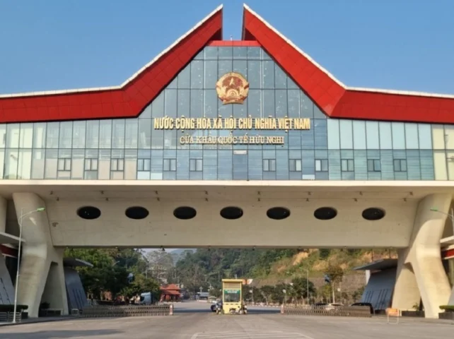 Cửa Khẩu Hữu Nghị: Cầu Nối Thương Mại và Tình Hữu Nghị Việt-Trung Cửa khẩu Hữu Nghị Lạng Sơn nhìn từ xa