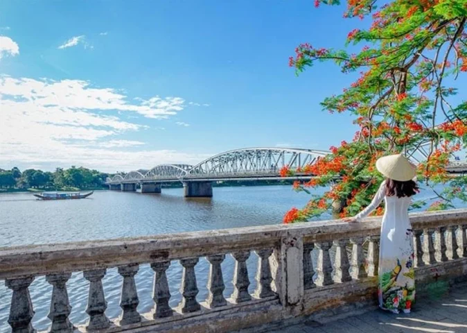 Sông Hương Ở Đâu? Khám Phá Vẻ Đẹp Thơ Mộng Của Dòng Sông Xứ Huế Dòng sông Hương thơ mộng chảy qua thành phố Huế