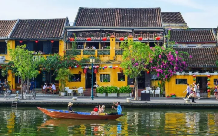Khám Phá Hội An: Điểm Du Lịch Độc Đáo Không Thể Bỏ Lỡ 2026 Du khách tham gia làm nông dân tại làng rau Trà Quế