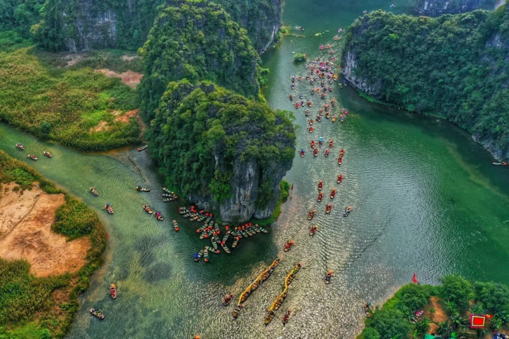 Du khách thích thú trên thuyền ở Tràng An
