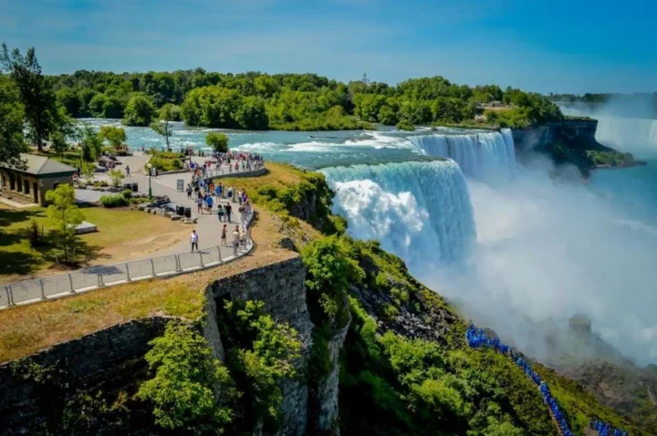 Du thuyền dưới chân Thác Niagara