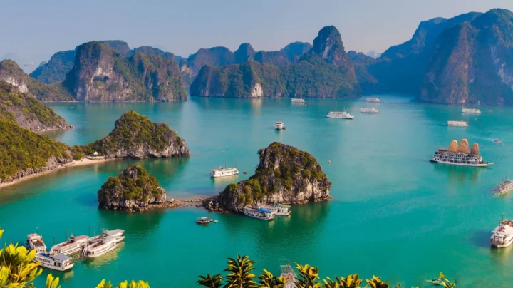 Du thuyền trên Vịnh Hạ Long với cảnh sắc hùng vĩ xung quanh