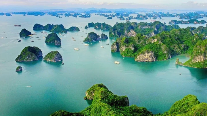 Vịnh Hạ Long Tỉnh Nào? Khám Phá Vẻ Đẹp Thiên Nhiên Việt Nam Du thuyền trên Vịnh Hạ Long