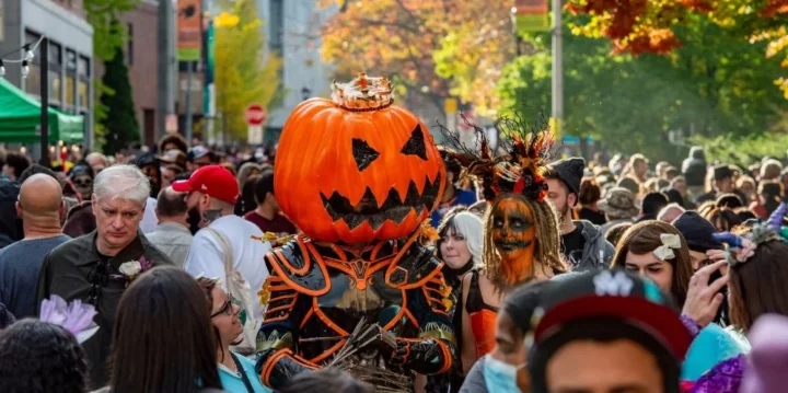 Gia đình trang trí nhà cửa dịp Halloween