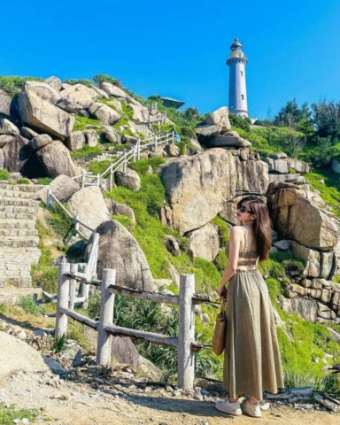 Hải Đăng Mũi Điện Phú Yên nhìn ra biển