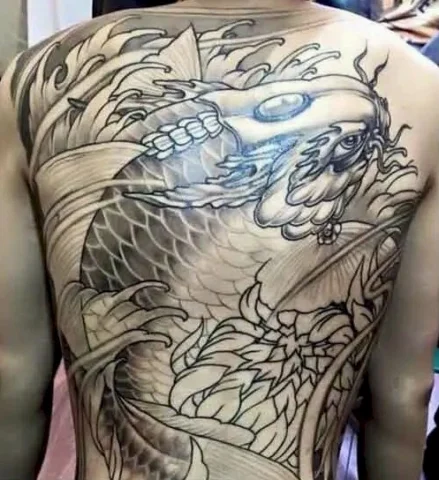 Hình xăm cá chép kín lưng đen trắng phong cách Irezumi