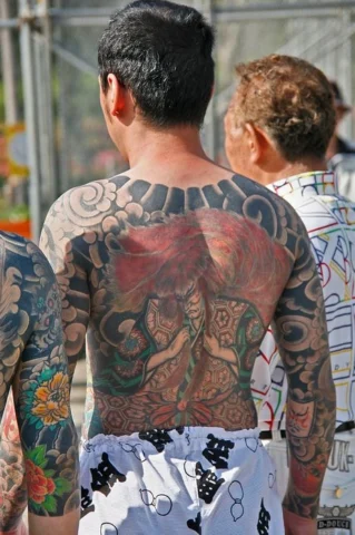 Khám Phá Hình Xăm Yakuza: Lịch Sử, Ý Nghĩa và Biểu Tượng Hình xăm cá chép Koi đầy nghệ thuật