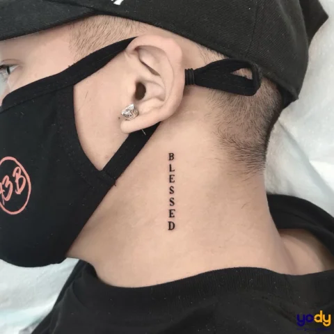 Hình xăm chữ ở cổ đẹp cho nam và nữ