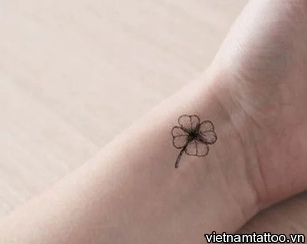 Hình xăm cỏ 4 lá mini kết hợp trái tim