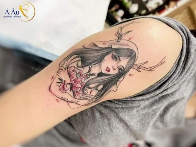 Hình xăm cô gái buồn lãng mạn phong cách màu nước ở bắp tay